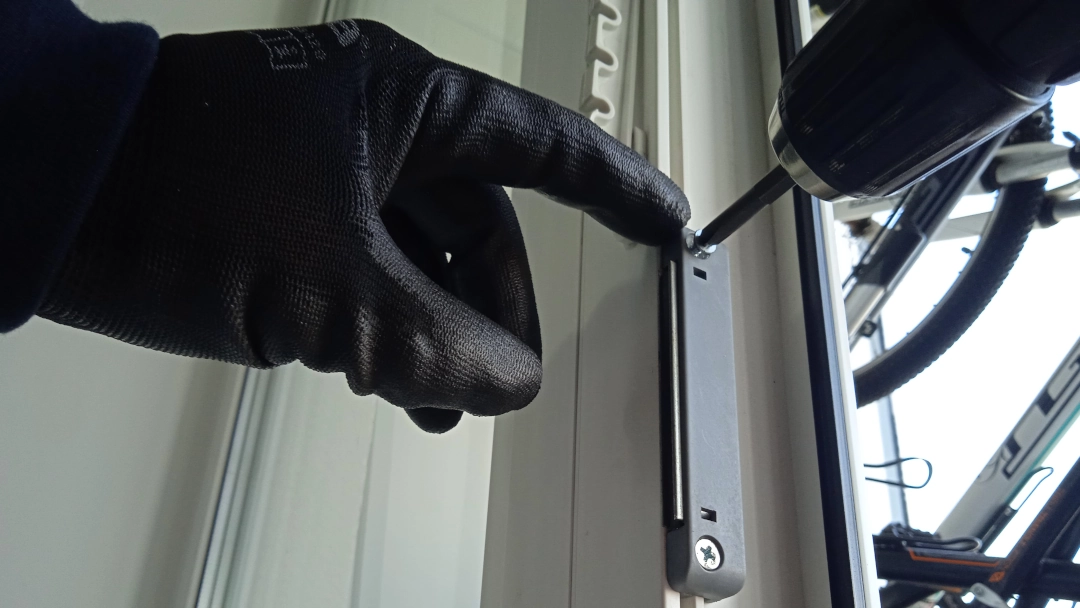 remontokonvomske-014 магнитная защелка на балконную дверь